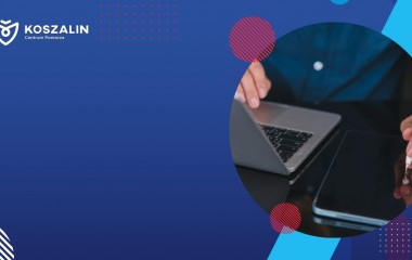 Na grafice znajduje się postać korzystająca z komputera