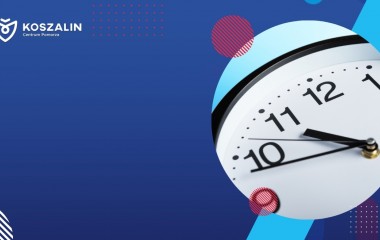 Na grafice znajduje się zegar.