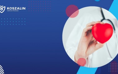 Lekarz trzymający piłeczkę antystresową w kształcie czerwonego serduszka