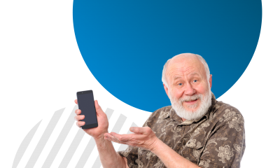 Na zdjęciu znajduje się uśmiechnięty starszy pan z telefonem w ręku