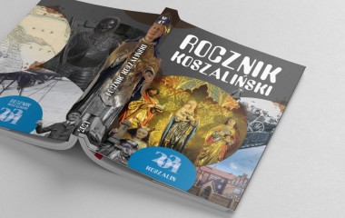 Zdjęcie przedstawia rozłożony egzemplarz "Rocznika Koszalińskiego" na szarym tle.