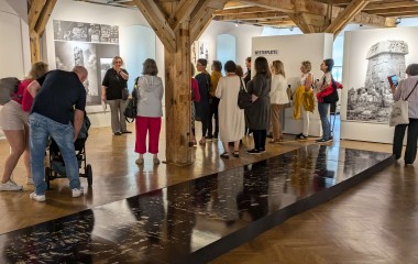 Zdjęcie przedstawia osoby zwiedzające wystawę w sali Muzeum w Koszalinie