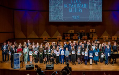 Zdjęcie przedstawia wszystkich nagrodzonych laureatów na scenie Filharmonii Koszalińskiej.