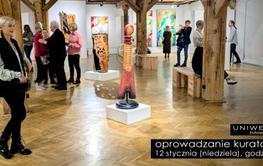 Na zdjęciu widoczne są eksponaty z wystawy, między którymi przechadzają się zwiedzający.