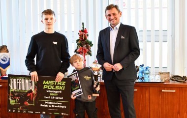 Marcel Czajkowski z Prezydentem Miasta Tomaszem Sobierajem