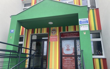 obrazek w kolorze ukazuje wejście główne do Przedszkola nr 13 w Koszalinie po termomodernizacji