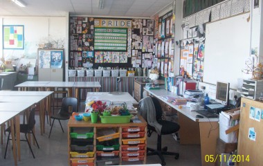 obrazek w kolorze ukazuje wnętrze sali lekcyjnej z przyborami dydaktycznymi