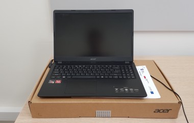 zdjęcie przedstawia laptopa zakupionego ze środków programu "Wsparcie dzieci umieszczonych w pieczy zastępczej  w okresie epidemii COVID-19"