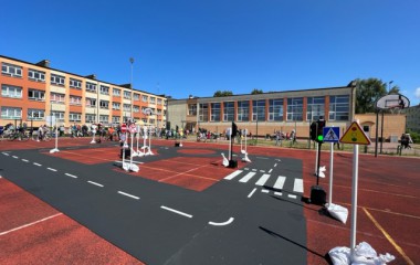 obrazek przedstawia miasteczko ruchu drogowego przy Szkole Podstawowej nr 5 w Koszalinie