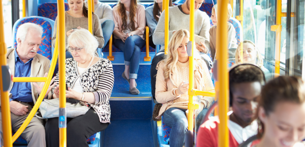 zdjęcie - osoby siedzące w autobusie