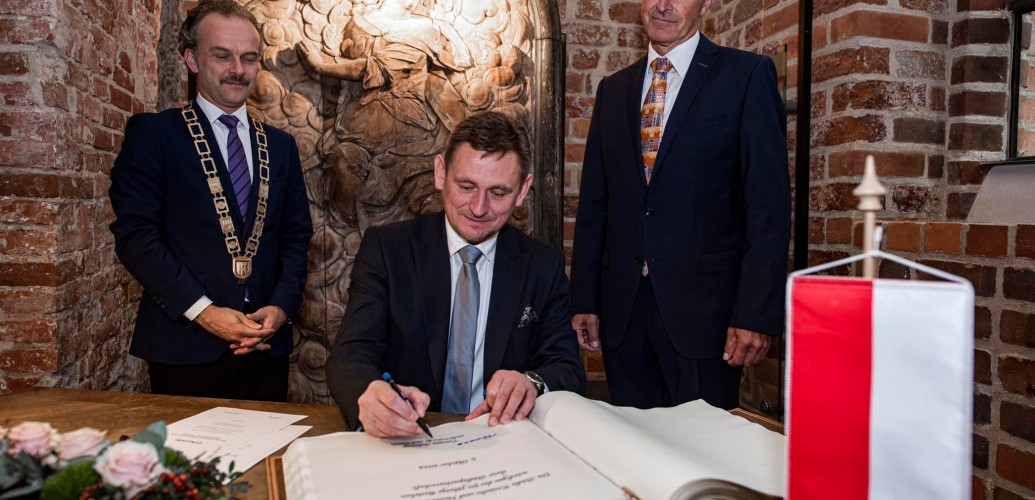 Podpisanie dokumentu potwierdzenia 50 lat współpracy pomiędzy Koszalinem i Neubrandenburgiem.