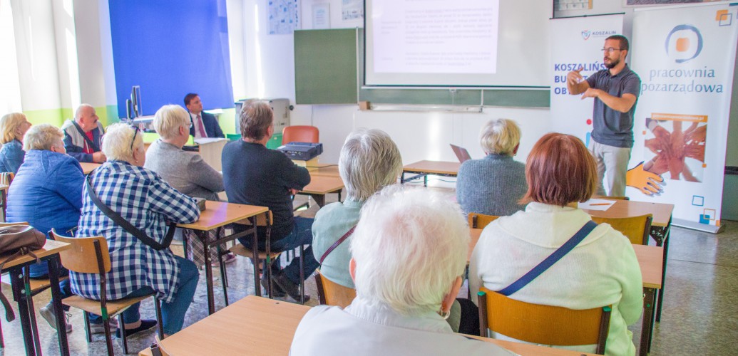 zdjęcie przedstawia osoby uczestniczące w spotkaniu zdjęcie przedstawia osoby uczestniczące w spotkaniu